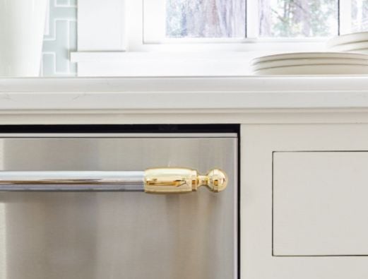 Design da lava-louças Bertazzoni Heritage com puxadores em latão