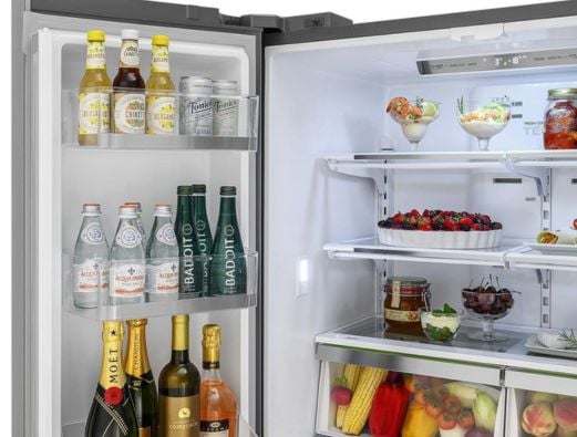 Prateleiras e gavetas amplas do refrigerador Tecno Professional